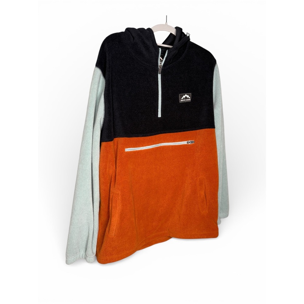 Massive Outdoor‎ colorblocking pullover sweater